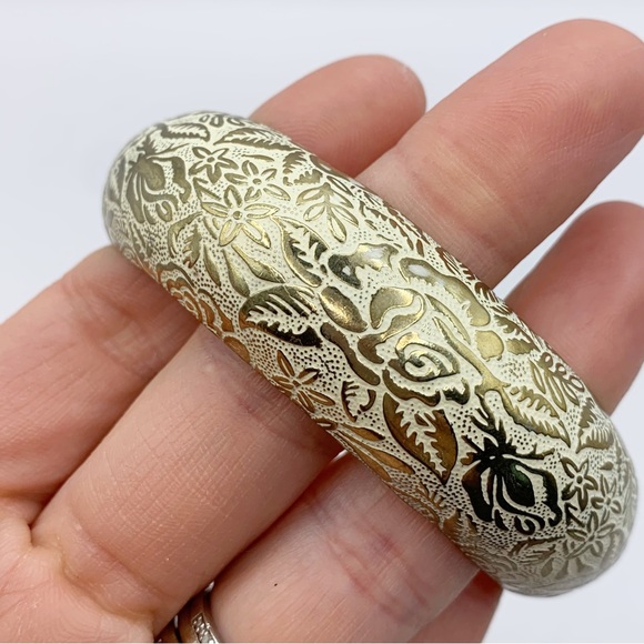 Gold tone white enamel rose botanical embossed chunky bangle bracelet - Picture 5 of 10